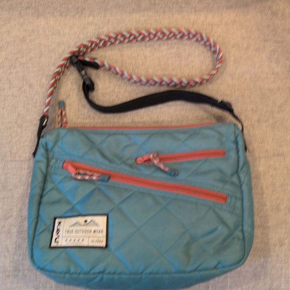 Kavu Uptown Puff Blue Spruce Quilted Teal Cross-body Bag with Rust Zippers - Picture 5 of 15